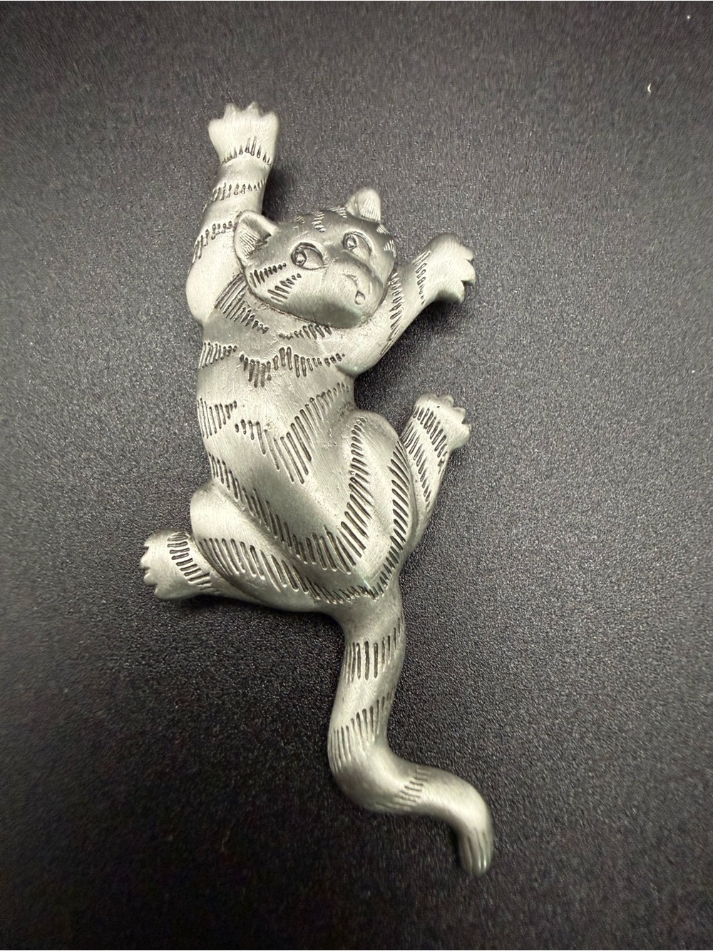 vintage 1988 silver-tone pewter climbing cat brooch by Jonette Jewelry (JJ)